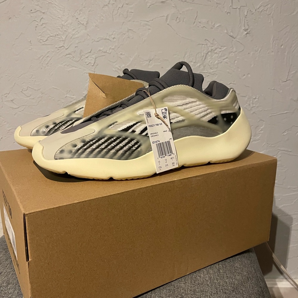 COPY - Yeezy 700 v3 Fade Salt NEW